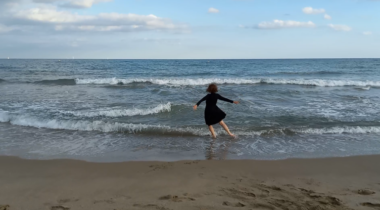 Ballant amb les onades | Danzando con las olas